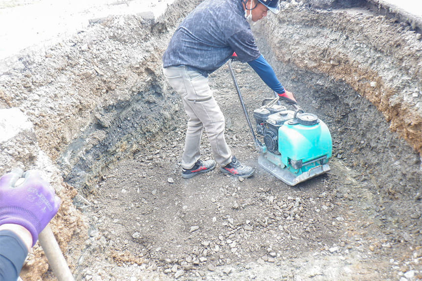高松町地内 配水管及び汚水管渠布設工事 管路布設作業中の様子 兵庫県西脇市