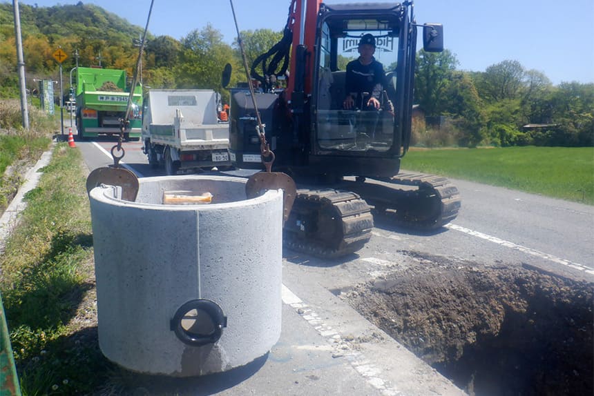 高松町地内 配水管及び汚水管渠布設工事 管路布設作業中の様子 兵庫県西脇市