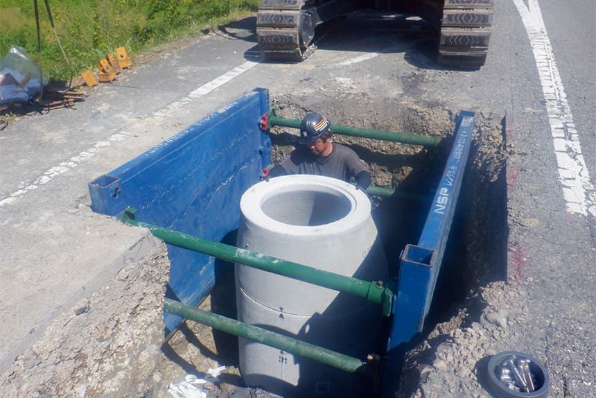 高松町地内 配水管及び汚水管渠布設工事 管路布設作業中の様子 兵庫県西脇市