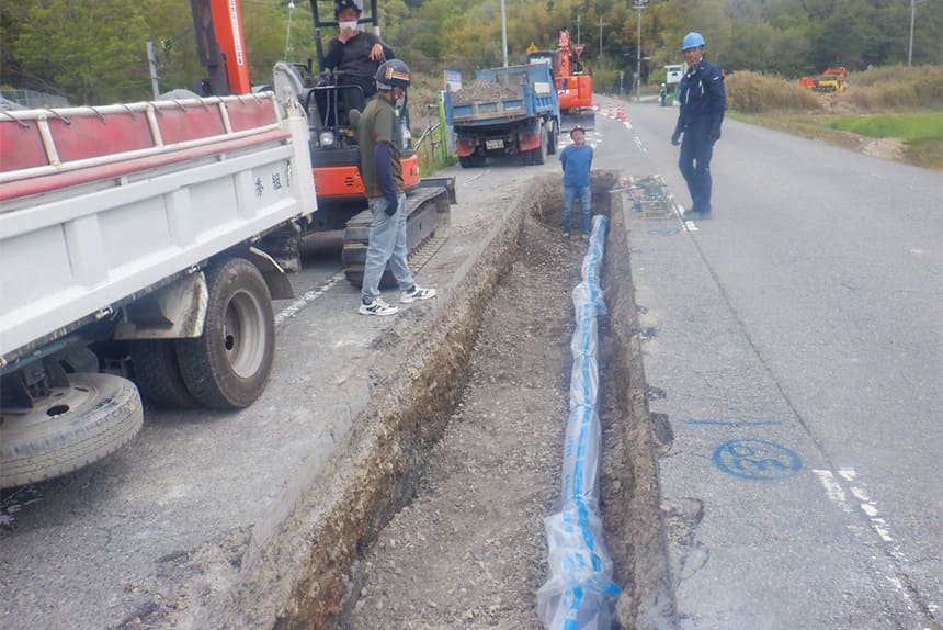 高松町地内 配水管及び汚水管渠布設工事 管路布設作業中の様子 兵庫県西脇市